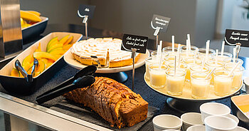 Visuel d'un buffet de desserts : cake, verrines, tarte...